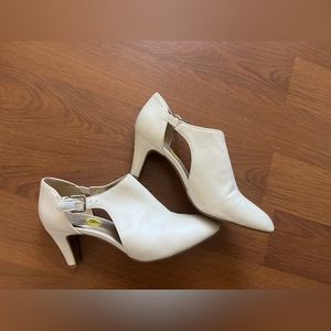 Bandolino white heels